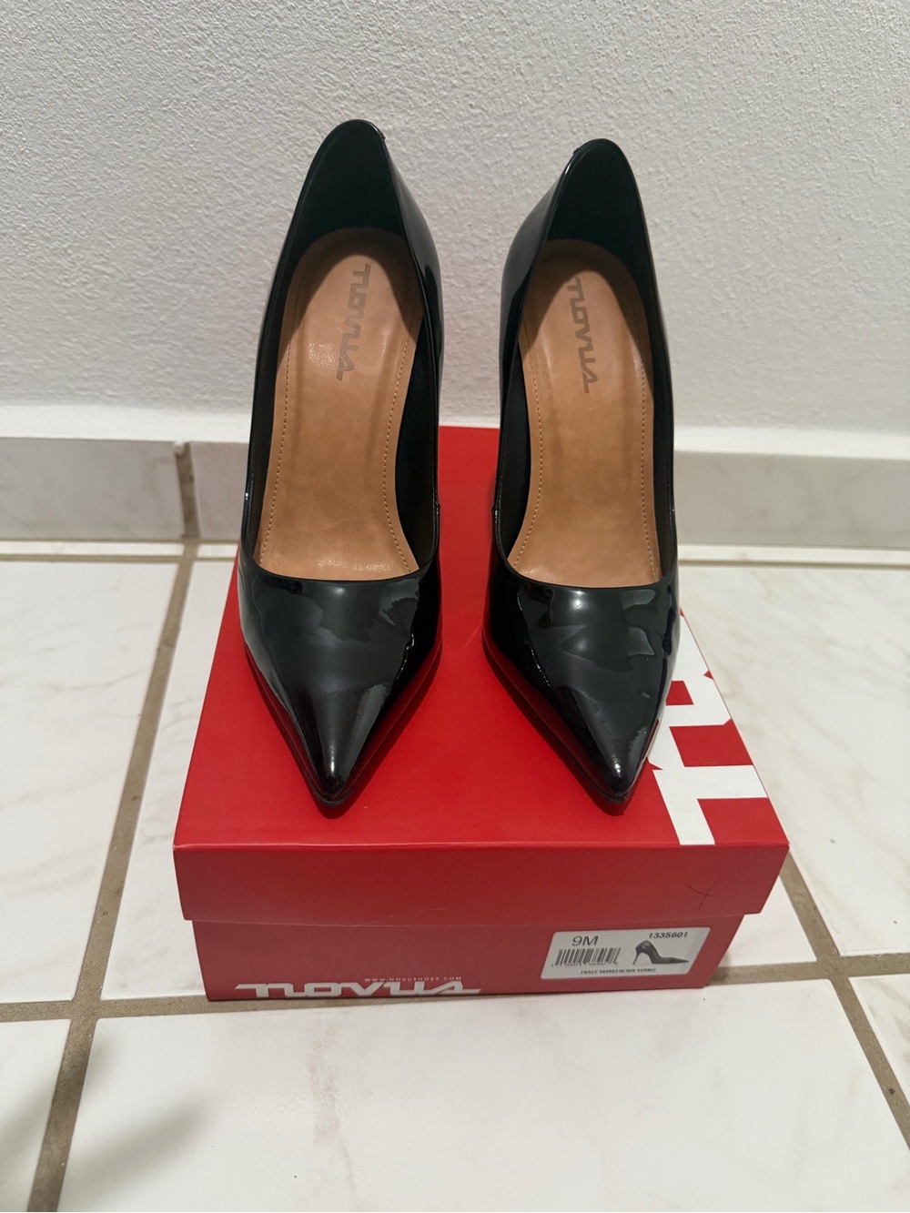 Black Patent Pointed-Toe Women's Pumps